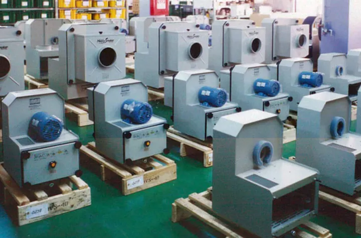 1994年 高性能オイルミスト除去装置「オニカゼヘビースモーカー」量産開始。