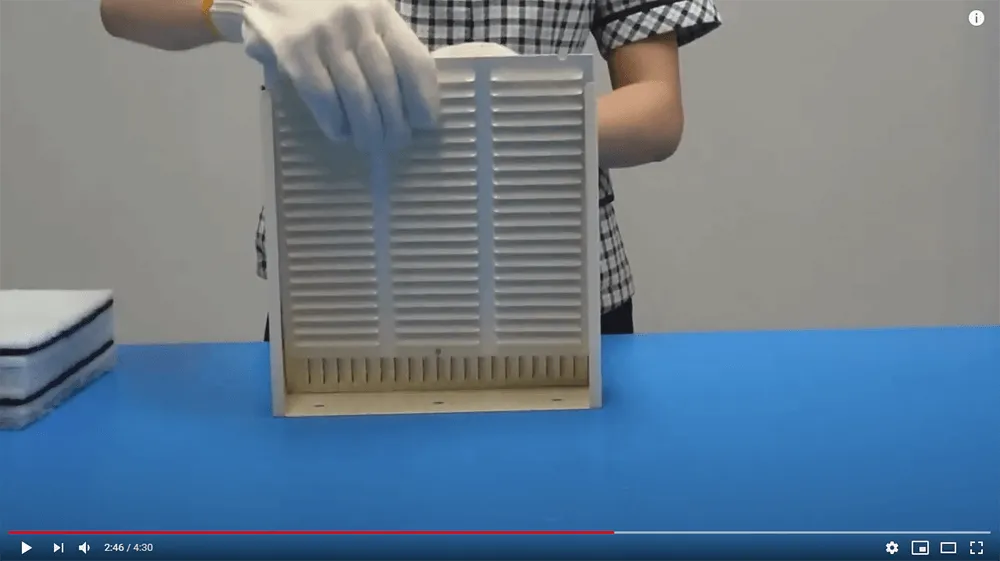 ルーバーは、1枚目の穴が左右どちらかになるように傾けます。2枚目は穴を下にします。その後、フィルターを入れて、裏蓋を閉めます。