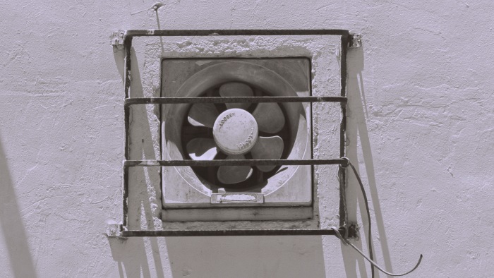 白い壁設置されている1つの換気扇