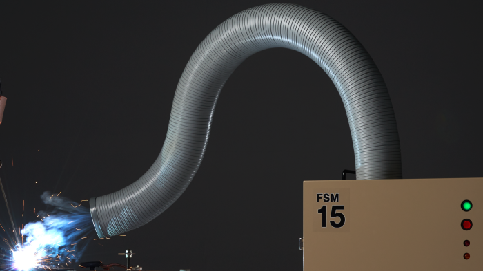 溶接ヒュームを吸引しているヒュームコレクター