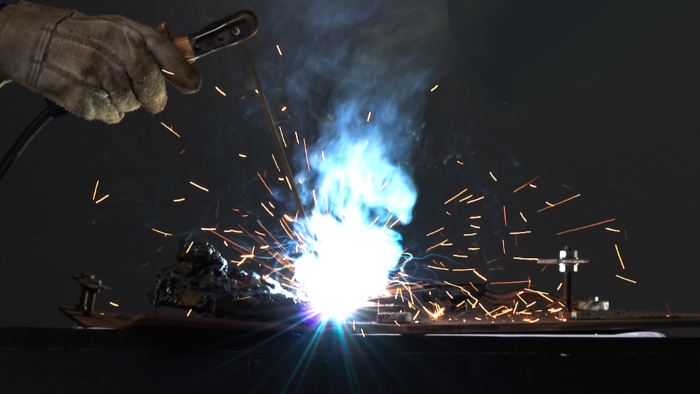 溶接作業中に発生した火花と煙