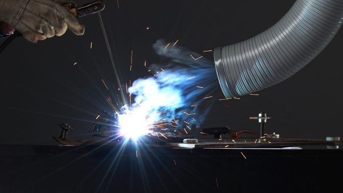 溶接ヒュームを吸引しているヒュームコレクター