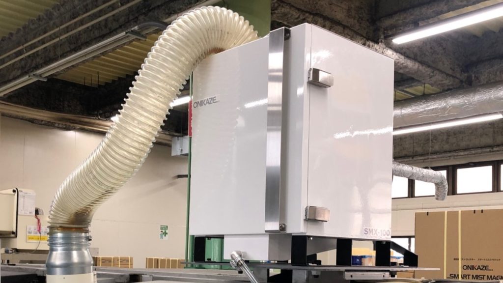 オイルミストを吸引しているミストコレクター