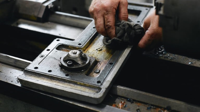 油を拭いている男性の手