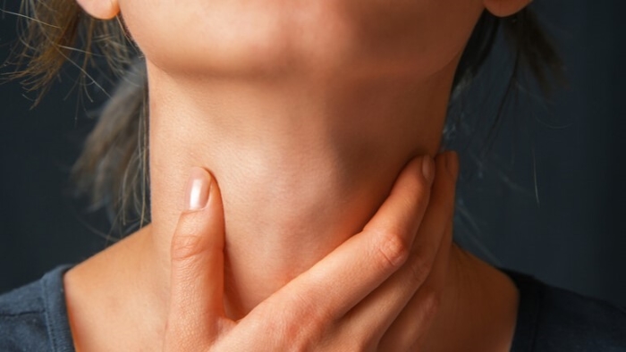 喉を痛めた女性