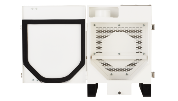 メンテナンスが簡単なミストコレクター「ONIKAZE スマートミストゼロ（SMX）」。正面の扉が大きく開き、工具不要で内部構造やフィルター部分へアクセスできる様子。