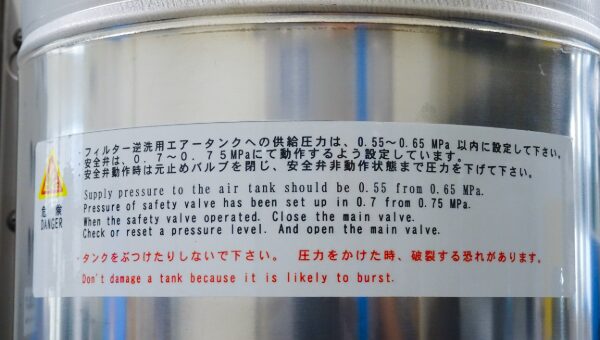 ヒュームコレクターFMのエアタンクと圧力管理部分。安全弁と供給圧力の設定により安定した運転を維持する構成。