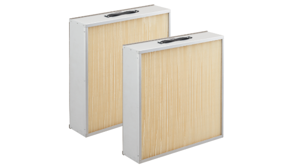 広いフィルター総面積を持つヒュームスモーカー専用の難燃フィルター。1μm以上の微細な粒子を99%以上キャッチする高い清浄度を保ちながら、目詰まりを防ぐ設計で日々のランニングコストと交換の手間を低減します。