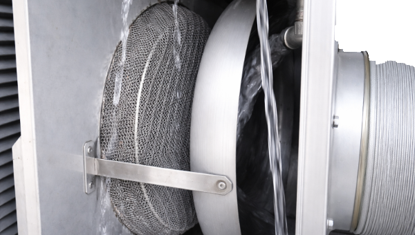 ヒュームコレクターFMの水消火（湿式）処理構造。水を用いてヒュームや粉じんを捕集し、フィルターの目詰まりを抑制する仕組み。