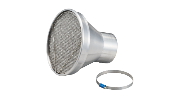 吸引範囲を広げるラッパ型の金属フードに、火の粉(スパッタ)の侵入を抑える金網を搭載したオプションパーツ。過酷な溶接環境下でも、フィルターを熱から守りながら効率的にヒュームをキャッチします。